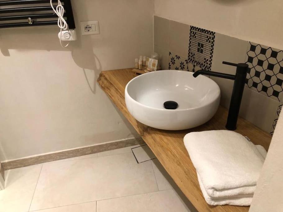 Locus Pendinelli Trani Bed & Breakfast ภายนอก รูปภาพ